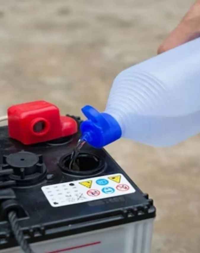 इन्वर्टर की बैटरी में कौन-सा पानी डालें?
