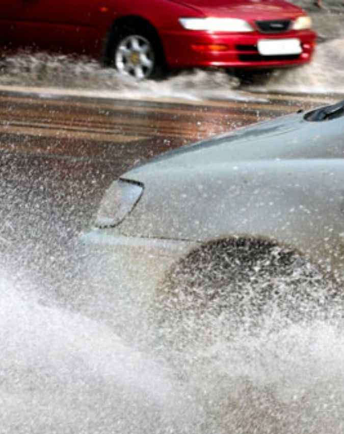 कार में पानी भर जाए तो तुरंत इंजन स्टार्ट न करें