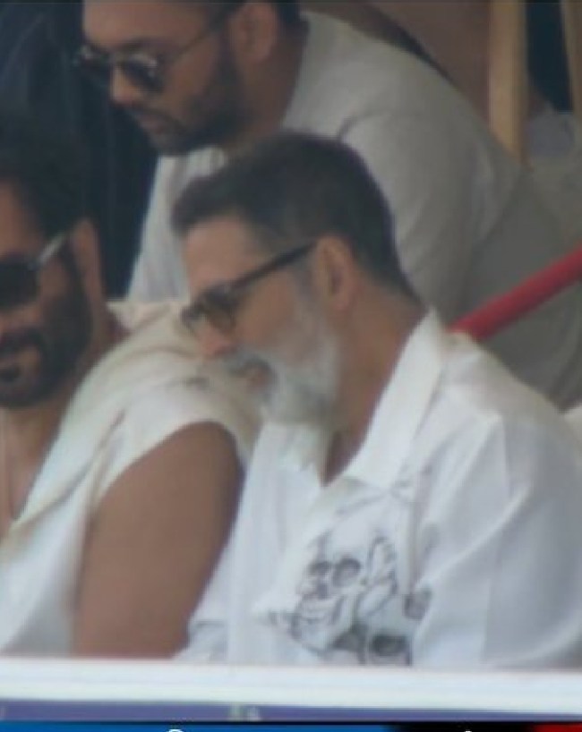 MS Dhoni and Akshay Kumar-1-2