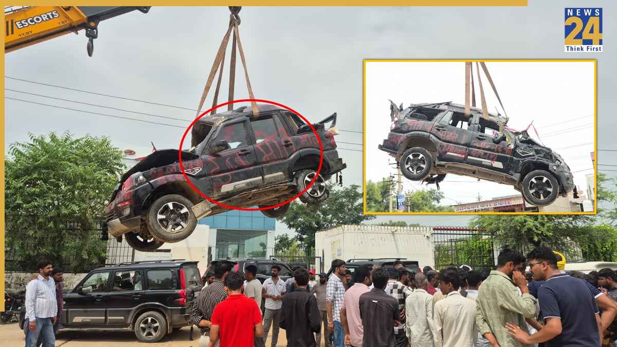 'मौत का डब्बा' लिखी स्कॉर्पियो क्रेन पर टांगी, एयरबैग न खुलने पर महिंद्रा एजेंसी का घेराव; 21 साल के युवक की मौत के बाद मचा बवाल
