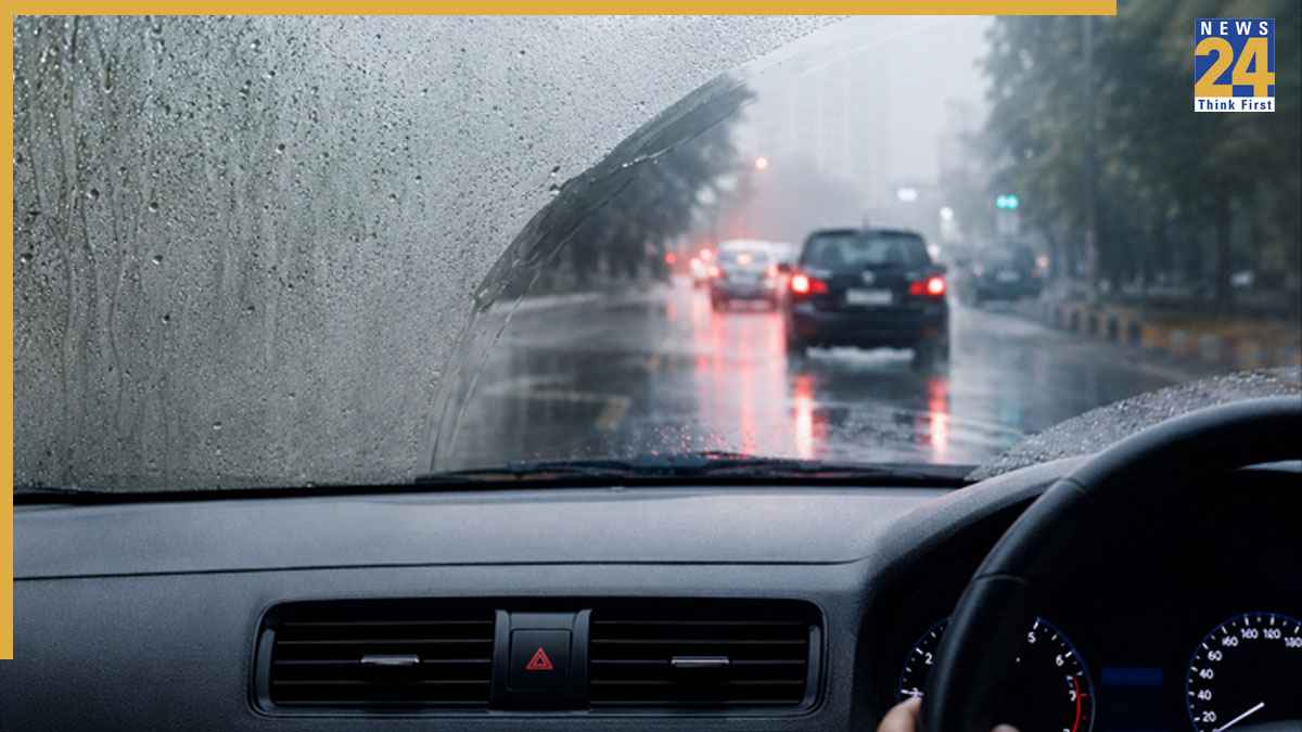 बारिश में कार के शीशों पर जम गई धुंध? AC या डिफॉगर सबसे तेज कौन हटाएगा फॉग?