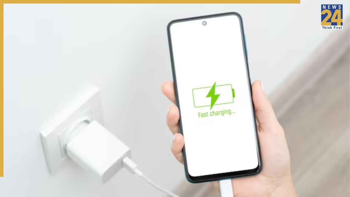 Fast Charging से जल्दी खराब हो जाती है बैटरी? जानिए सच क्या है और किन गलतियों से घटती है फोन की लाइफ