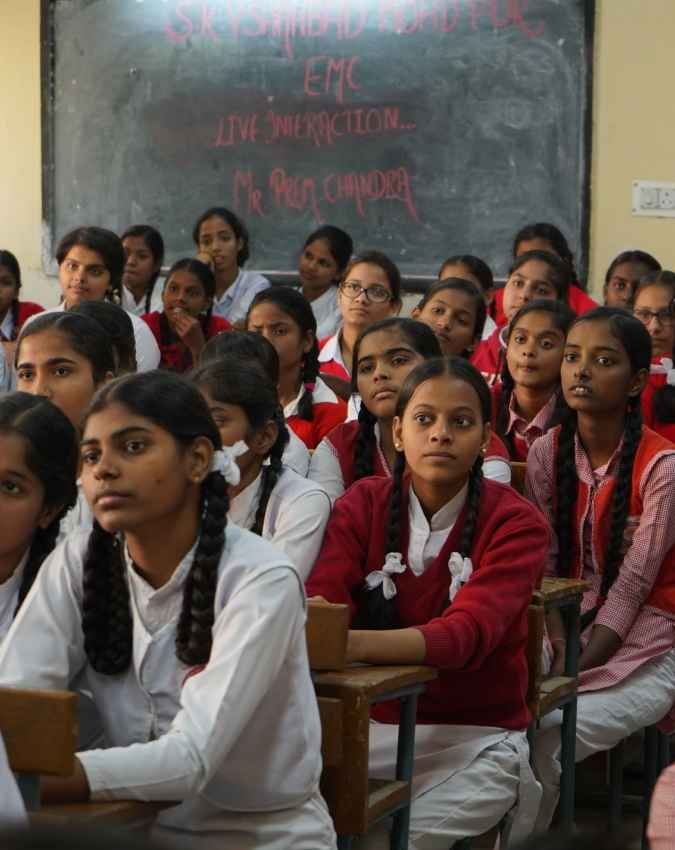 सरकारी स्कूलों में पढ़ाई जारी