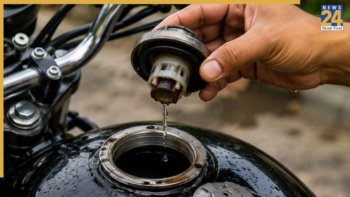 बाइक के फ्यूल टैंक में पानी चला जाए तो क्या करें? घबराएं नहीं, मिनटों में ऐसे दूर करें समस्या