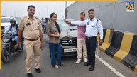 गाड़ी के डैशबोर्ड में छिपा था कोबरा सांप, ट्रैफिक पुलिस की सूझबूझ से बच गई महिला की जान