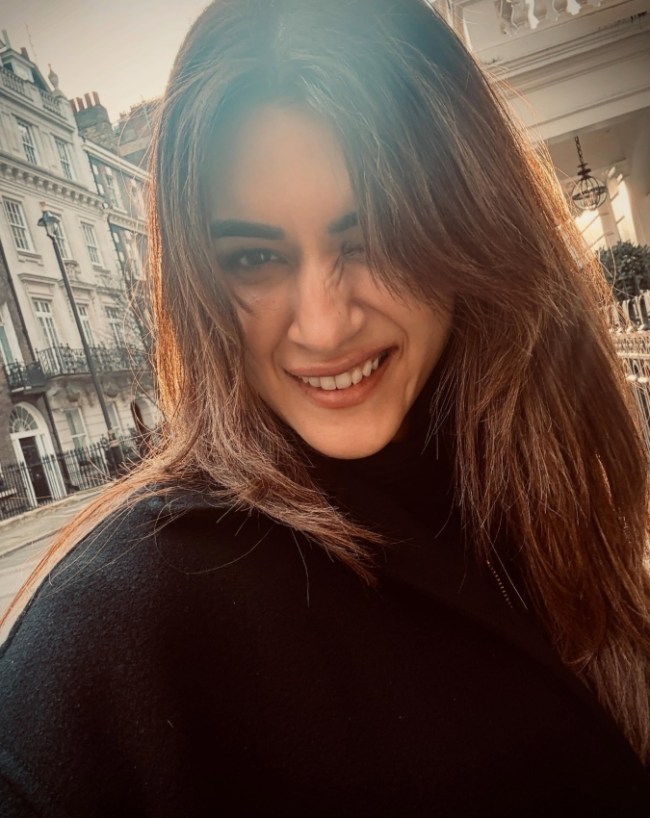 Kriti Sanon, Kabir Bahia-1-2-3-4-5-6-7