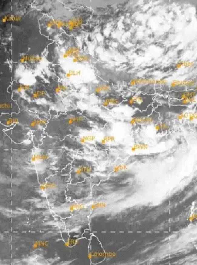 1500KM लंबे घने बरसाती बादल मंडराए