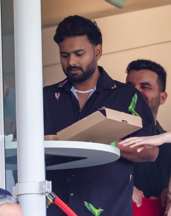 MS Dhoni and Akshay Kumar-1-2-3-4-5-6