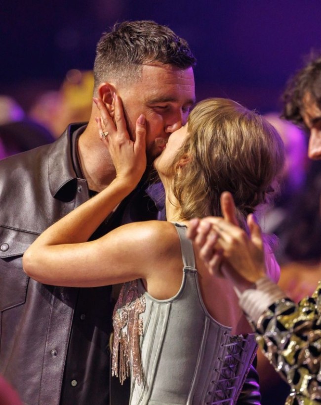 Taylor Swift, Travis Kelce-1-2-3