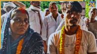 ट्रेन में मूंगफली बेचने वाले से हुआ 3 बच्चों की मां को प्यार, पति ने ही उनकी करवा दी शादी