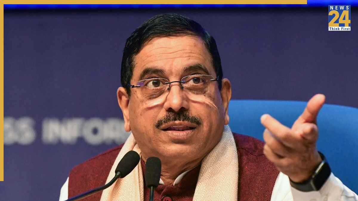 कौन हैं केंद्रीय मंत्री प्रह्लाद जोशी? जिन्हें मिली शिक्षा मंत्रालय की अतिरिक्त जिम्मेदारी