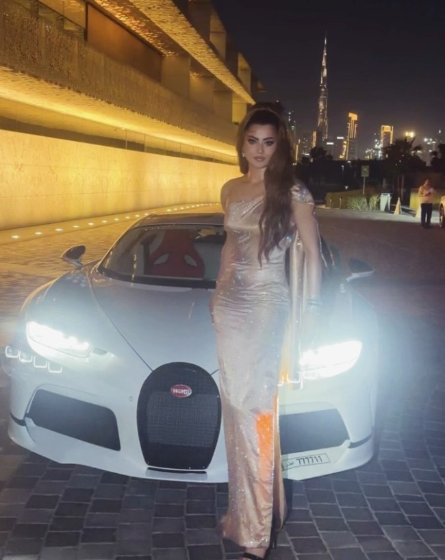 Urvashi Rautela-1-2-3-4-5-6