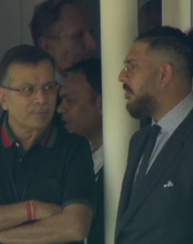 MS Dhoni and Akshay Kumar-1-2-3-4-5-6-7-8