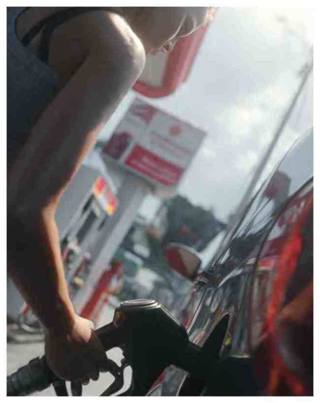 Fuel Rate Today: अंतरराष्‍ट्रीय बाजार में कच्‍चे तेल के भाव में आज एक बार फ‍िर ग‍िरावट का रुख देखने का म‍िल रहा है. कच्‍चे तेल की कीमतें भारत में पेट्रोल डीजल के भाव को प्रभाव‍ित करती हैं. कल 27 जुलाई को करीब 6 फीसदी सस्‍ता होने के बाद आज कच्‍चे तेल का दाम 1 प्रत‍िशत तक और ग‍िर गया है.-1-2