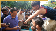 बच्चों के साथ खड़े अरविंद केजरीवाल, थाने-थाने पहुँचकर कानूनी मदद दिला रही है आम आदमी पार्टी