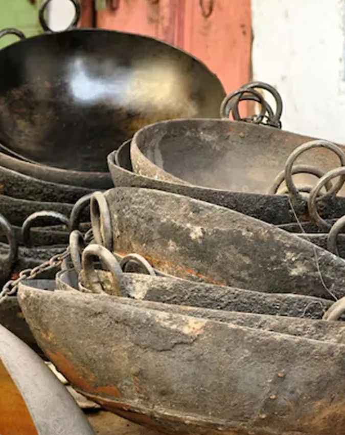 जंग लगे लोहे के बर्तनों की सफाई करें  