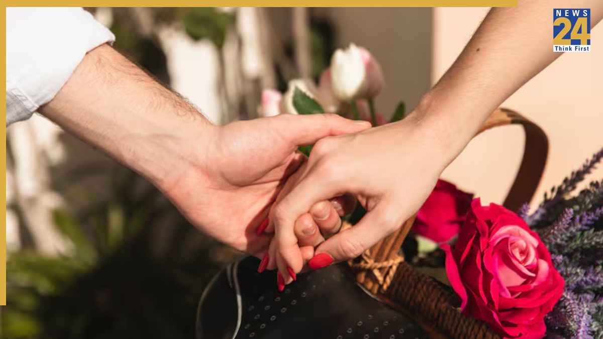 Love Marriage: लव मैरिज के लिए पेरेंट्स को कैसे मनाएं? इन आसान तरीकों से जीतें उनका भरोसा