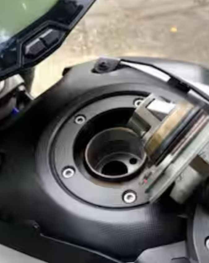 सबसे पहले टैंक का पेट्रोल निकालें