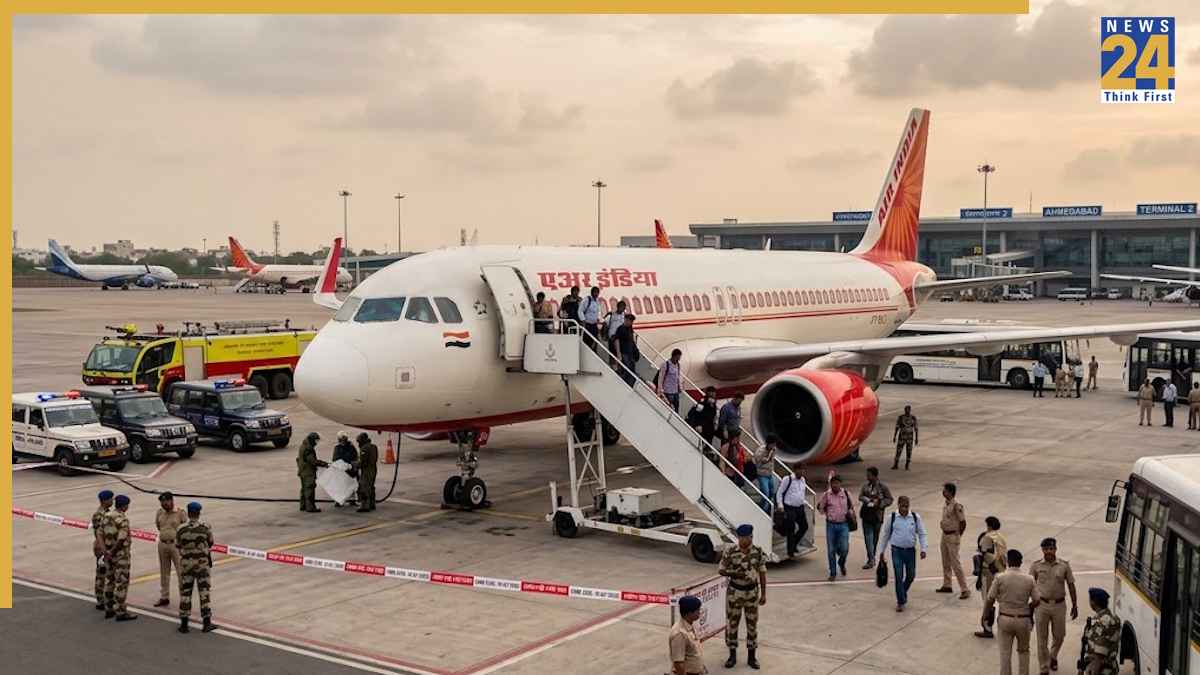 टिश्यू पेपर पर ऐसा क्या लिखा था? एयर इंडिया फ्लाइट की करानी पड़ गई इमरजेंसी लैंडिंग, विमान रुकते ही भागे यात्री!