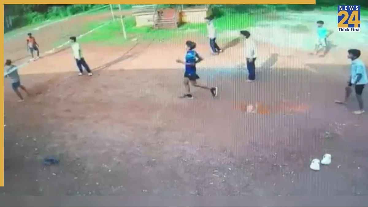 वॉलीबॉल खेल रहा था 10वीं का छात्र, अचानक मैदान में गिरा और हो गई मौत; CCTV में कैद