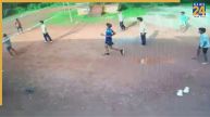 वॉलीबॉल खेल रहा था 10वीं का छात्र, अचानक मैदान में गिरा और हो गई मौत; CCTV में कैद