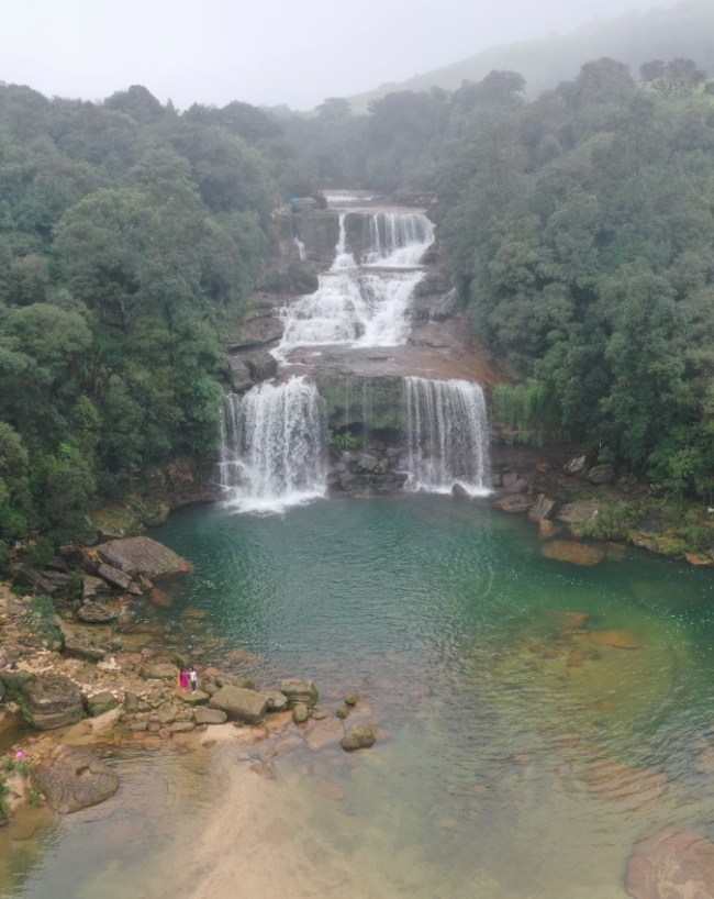 नदी का पानी दिखाता है नीचे क्या है