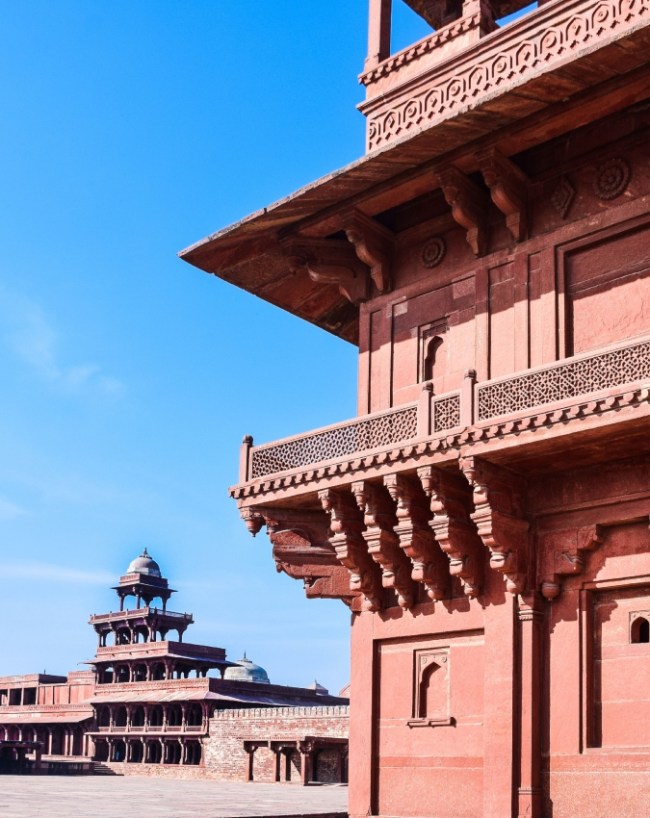 आगरा के करीब फतेहपुर सीकरी भी घूम सकते हैं