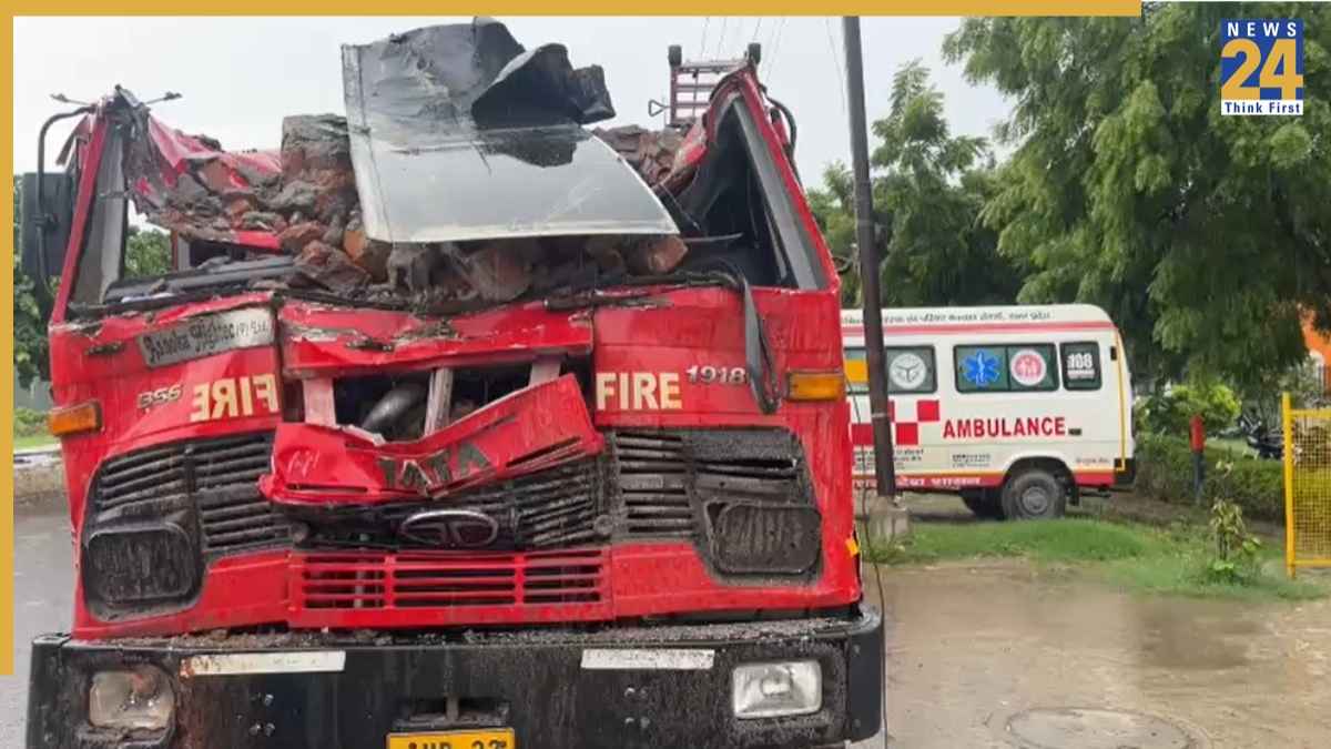 ग्रेटर नोएडा की ILGIM कंपनी में भीषण आग, दीवार और बीम गिरने से 2 फायरकर्मियों की मौत; 3 घायल
