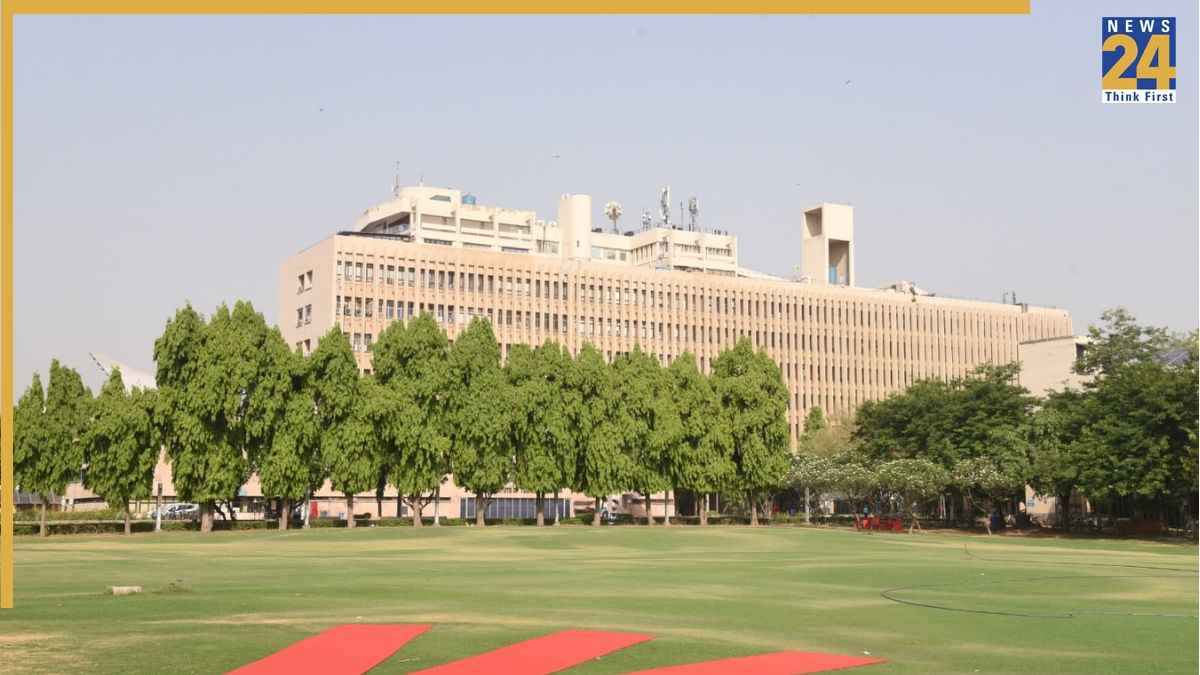 IIT दिल्ली के छात्र ने छठी मंजिल से कूदकर दी जान, जेब से मिले फोन की जांच कर रही पुलिस