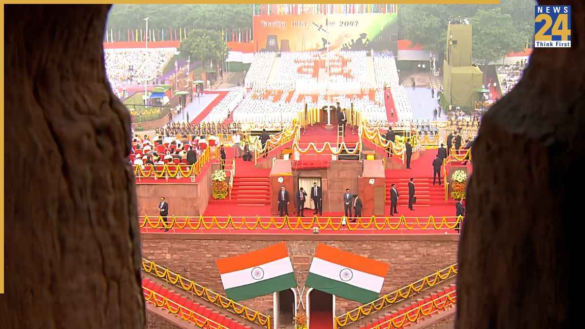 स्वतंत्रता दिवस: लाल किले पर पहली बार गूंजा 'वंदे मातरम', राष्ट्रगान से पहले राष्ट्रीय गीत का हुआ उद्घोष