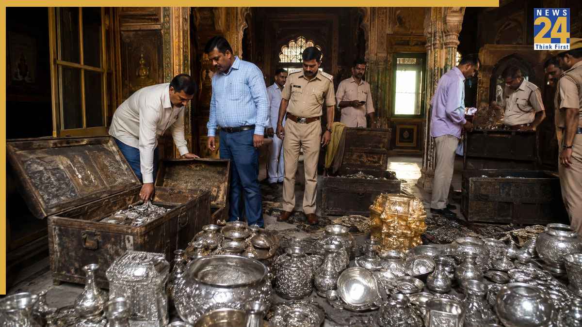 जयपुर की 200 साल पुरानी हवेली में मिला खजाना, 66 किलो चांदी बरामद; सोने के कलश का रहस्य बरकरार