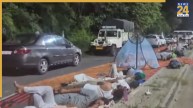 दिल्ली कूच पर अड़े किसान, खनौरी बॉर्डर पर पुलिस ने रोका रास्ता, सड़क पर गुजरी रात; अब क्या है मांग?