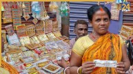 आसनसोल के बाजार में छाई ‘मोदी राखी’ और ‘कॉकरोच छाप’ राखी, सियासी चर्चा के बीच ग्राहकों का खींच रही ध्यान