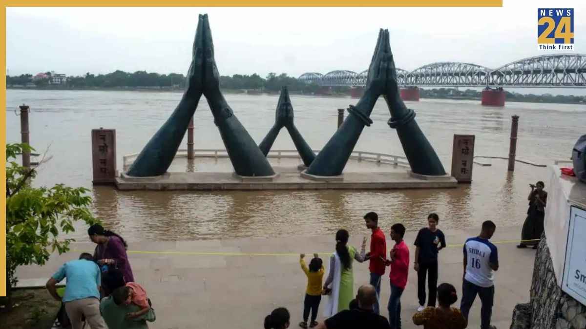 बारिश के बाद क्यों करनी पड़ती है वाराणसी के गंगा घाटों की खास सफाई? हर साल निकलता है टेंडर