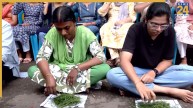 केरल में सचिवालय के बाहर PSC रैंक होल्डर्स का ने किया प्रोटेस्ट, घास खाकर जताया विरोध