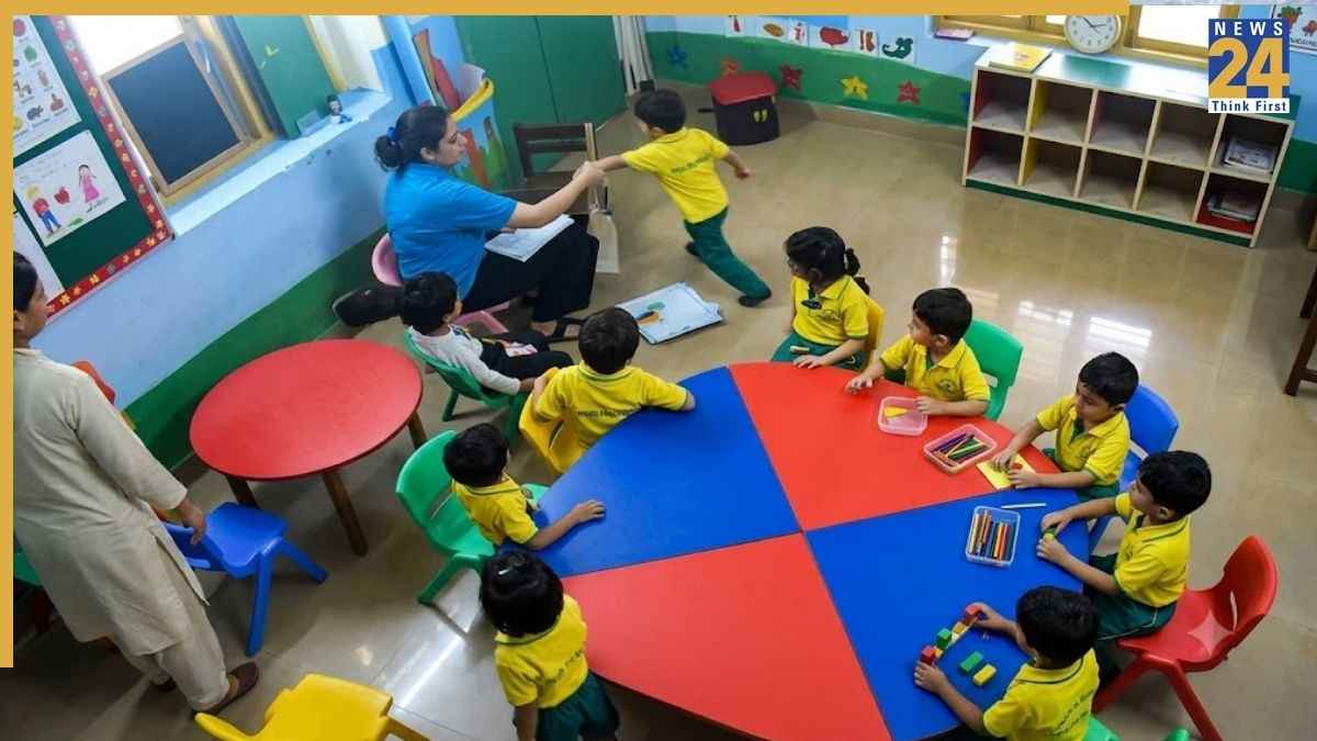 टीचर बनी हैवान! प्ले स्कूल में 3 साल के मासूम को पहले कुर्सी से बांधा, फिर जड़े थप्पड़