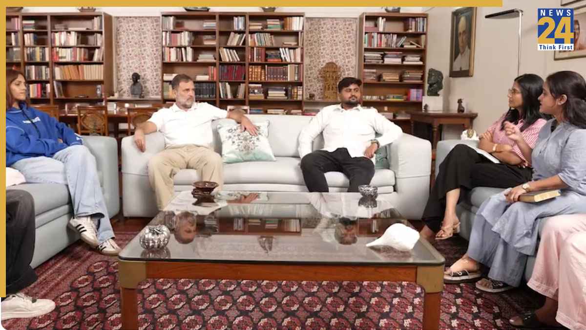 'दिल्ली पुलिस ने हमें देशद्रोही कहा…', जंतर-मंतर पर प्रदर्शन करने वाले छात्रों से मिले राहुल गांधी