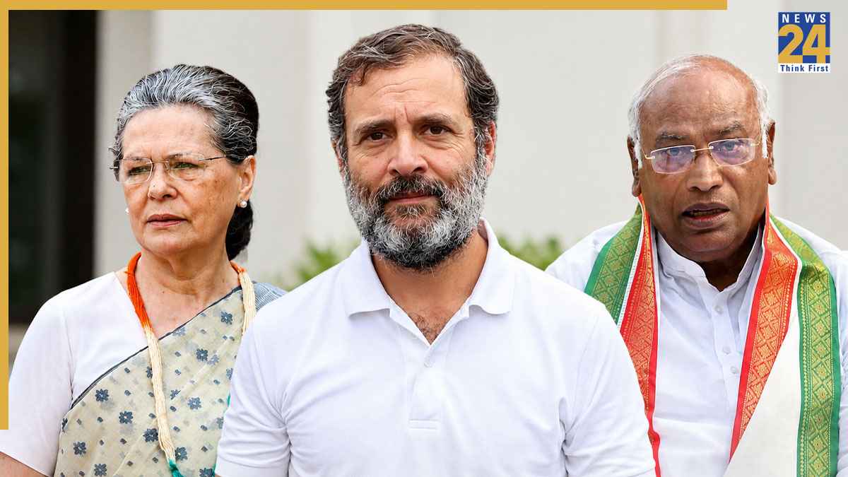 'महात्मा गांधी पर भी हो केस…', वंदे मातरम विवाद पर शिकायत को लेकर भड़की कांग्रेस