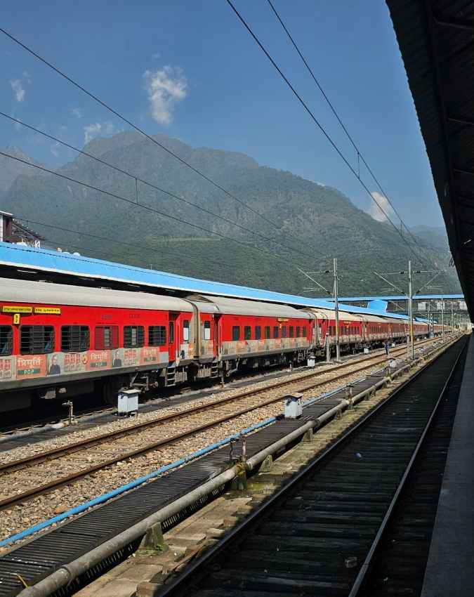 क्या रेलवे पास से कितनी भी फ्री यात्रा कर सकते हैं?