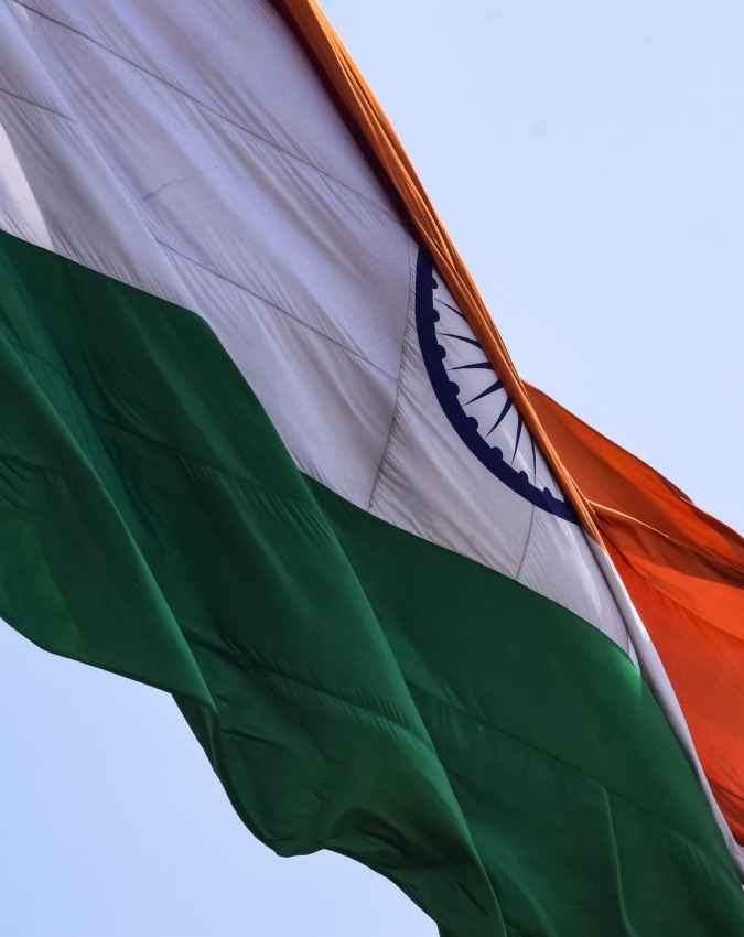 26 जनवरी को तिरंगा पहले से रहता है ऊपर