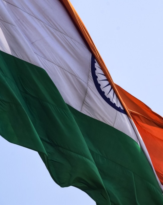 26 जनवरी को तिरंगा पहले से रहता है ऊपर