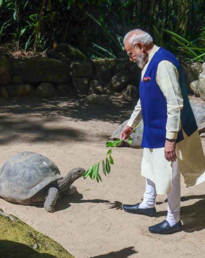 कितनी है पीएम मोदी की मूल सैलरी?