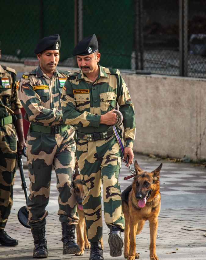सेना जवान को बांधें राखी