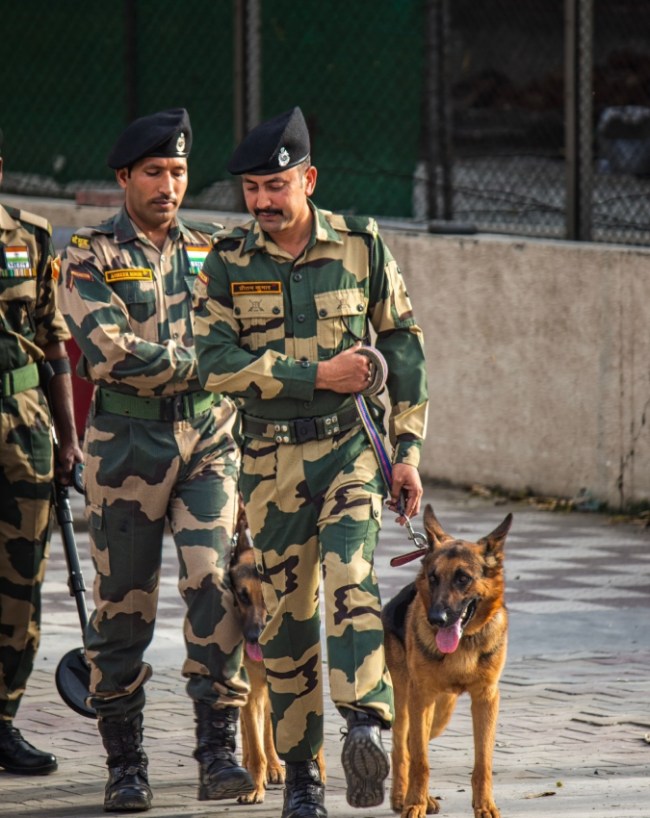 सेना जवान को बांधें राखी