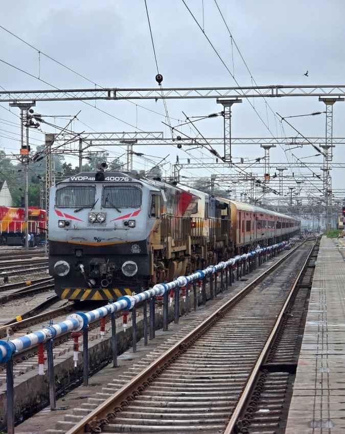 इन प्रीमियम ट्रेनों में मान्य है रेलवे पास
