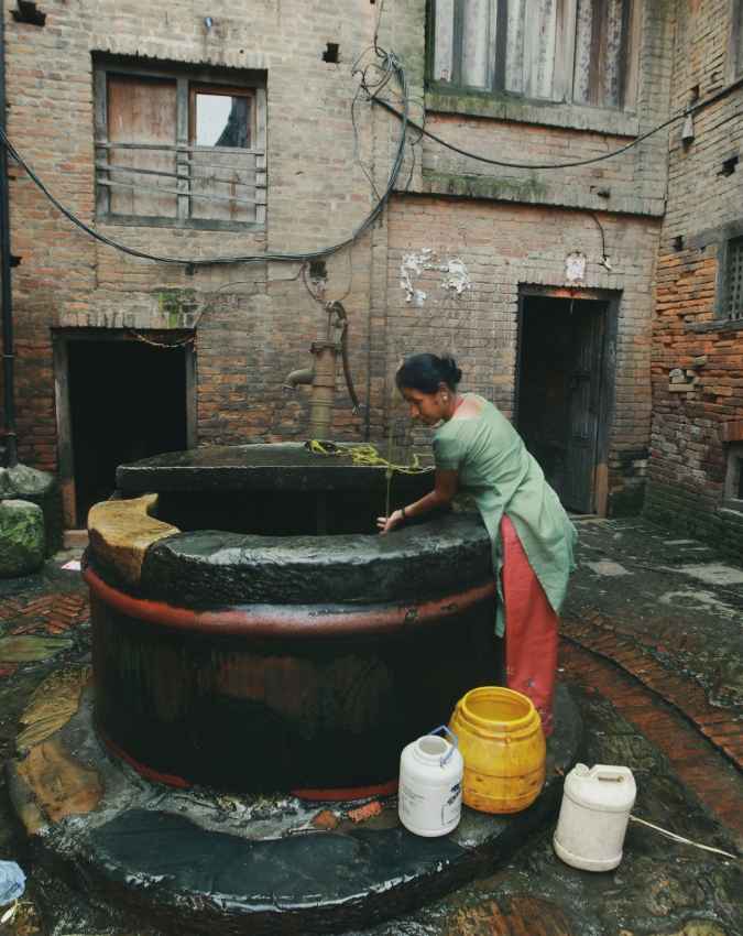 बाथरूम और बाल्टी का पानी