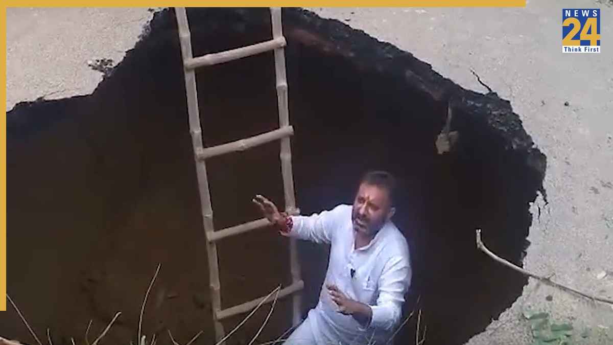 आगरा में बारिश के बाद धंसी सड़क, गड्ढे में उतरे सपा नेता, बोले-क्या यही विकास है?
