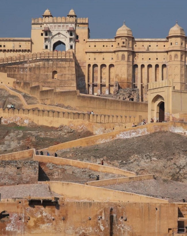 सुबह की शुरुआत आमेर किले से करें