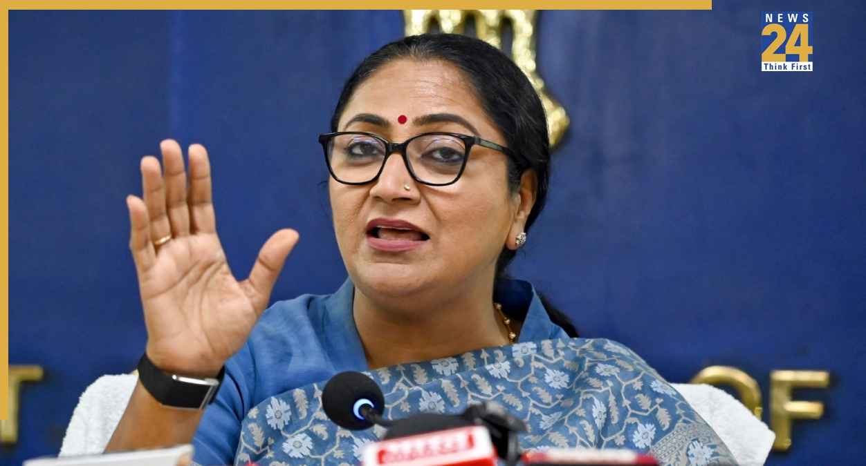 दिल्ली के सरकारी स्कूलों को मिले 1,368 नए शिक्षक, मुख्यमंत्री रेखा गुप्ता ने बांटे नियुक्ति पत्र