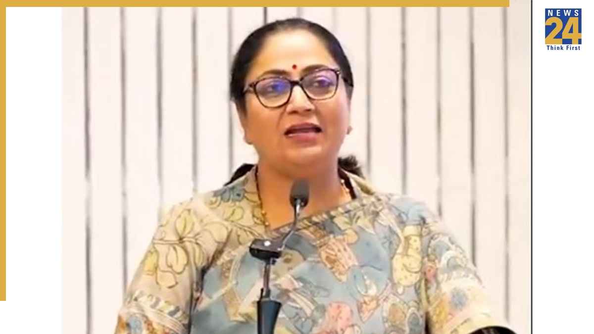 मुख्यमंत्री रेखा गुप्ता की युवाओं से अपील, सोशल मीडिया तक सीमित न रहें, देश के विकास में दें योगदान